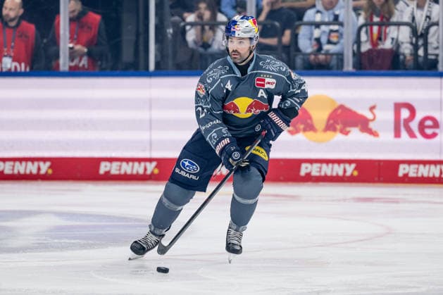 Ryan Murphy (EHC Red Bull Muenchen, 24) zeichnete fuer das Tor zum 1:0 verantwortlich GER, EHC Red Bull Muenchen vs. Augsburger Panther, DEL, Saison 2026 2027, 6. Spieltag, 04.10.2026. Foto: HMB Media Heike Feiner Copyright: HMBxMedia HeikexFeiner