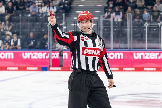 Hauptschiedsrichter Andre Schrader GER, EHC Red Bull Muenchen vs. Augsburger Panther, DEL, Saison 2026 2027, 6. Spieltag, 04.10.2026. Foto: HMB Media Heike Feiner Copyright: HMBxMedia HeikexFeiner