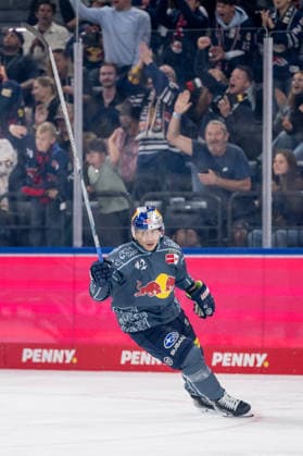 Yasin Ehliz (EHC Red Bull Muenchen, 42) bejubelt das Tor von Trevor Carrick (EHC Red Bull Muenchen, 44) - nicht im Bild - zum 3:1 GER, EHC Red Bull Muenchen vs. Augsburger Panther, DEL, Saison 2026 2027, 6. Spieltag, 04.10.2026. Foto: HMB Media Heike Feiner Copyright: HMBxMedia HeikexFeiner