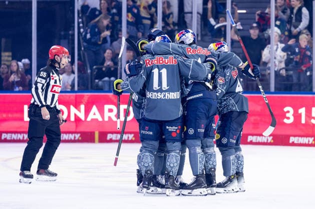 Die Muenchner bejubeln mit Trevor Carrick (EHC Red Bull Muenchen, 44) dessen Tor zum 3:1 GER, EHC Red Bull Muenchen vs. Augsburger Panther, DEL, Saison 2026 2027, 6. Spieltag, 04.10.2026. Foto: HMB Media Heike Feiner Copyright: HMBxMedia HeikexFeiner
