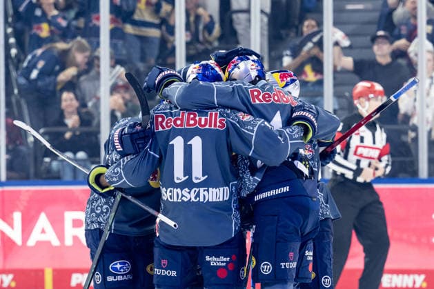 Die Muenchner bejubeln mit Trevor Carrick (EHC Red Bull Muenchen, 44) dessen Tor zum 3:1 GER, EHC Red Bull Muenchen vs. Augsburger Panther, DEL, Saison 2026 2027, 6. Spieltag, 04.10.2026. Foto: HMB Media Heike Feiner Copyright: HMBxMedia HeikexFeiner
