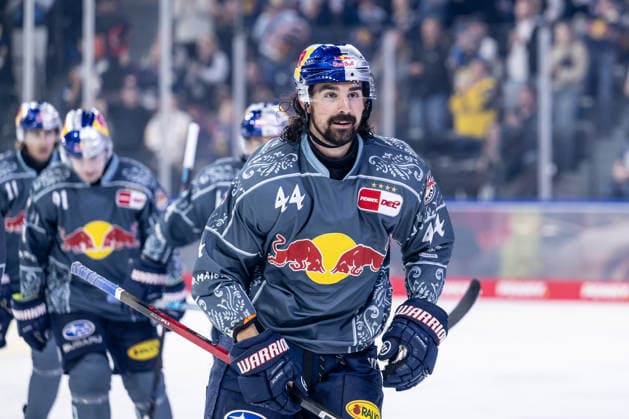 Trevor Carrick (EHC Red Bull Muenchen, 44) bei der Rueckkehr zur Bank nach seinem Tor zum 3:1 GER, EHC Red Bull Muenchen vs. Augsburger Panther, DEL, Saison 2026 2027, 6. Spieltag, 04.10.2026. Foto: HMB Media Heike Feiner Copyright: HMBxMedia HeikexFeiner