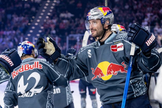 Abklatschen an der Bank mit Tobias Rieder (EHC Red Bull Muenchen, 08) nach dem Tor zum 3:1 GER, EHC Red Bull Muenchen vs. Augsburger Panther, DEL, Saison 2026 2027, 6. Spieltag, 04.10.2026. Foto: HMB Media Heike Feiner Copyright: HMBxMedia HeikexFeiner