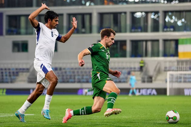 UEFA Nations League Group Stage, TSC Arena, BaÄka Topola, Serbia 4 10 2026 Republic of Ireland vs Israel Ireland s Jayson Molumby is pressured by Israel s Dor Peretz Jayson Molumby is pressured by Dor Peretz 4 10 2026  Copyright: xx RB2_0671