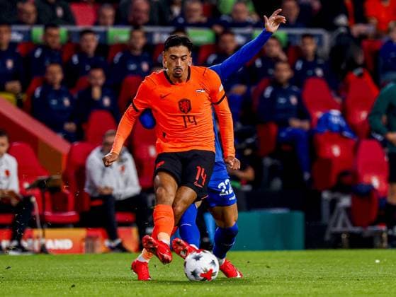 EINDHOVEN - Tijjani Reijnders of the Netherlands passes the ball under pressure from Sasa Lukic of Serbia during the UEFA Nations League match between the Netherlands and Serbia at the Philips Stadium on 04 October 2026 in Eindhoven, the Netherlands. MARCEL TER BALS ANP UEFA Nations League 2026 27 xVIxANPxSportx xMarcelxterxBalsxIVx 571519347 originalFilename: 571519347.jpg