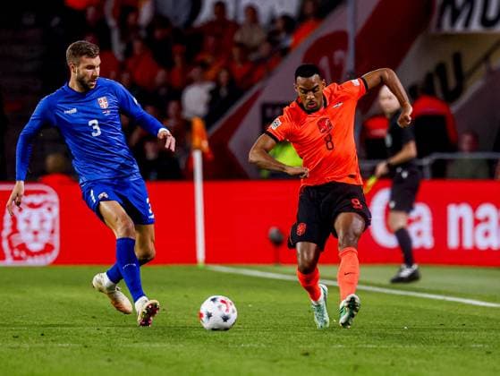 EINDHOVEN - Ryan Gravenberch of the Netherlands passes the ball under pressure from Strahinja Pavlovic of Serbia during the UEFA Nations League match between the Netherlands and Serbia at the Philips Stadium on 04 October 2026 in Eindhoven, the Netherlands. MARCEL TER BALS ANP UEFA Nations League 2026 27 xVIxANPxSportx xMarcelxterxBalsxIVx 571519557 originalFilename: 571519557.jpg
