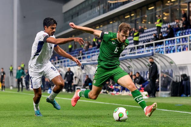 UEFA Nations League Group Stage, TSC Arena, BaÄ?ka Topola, Serbia 4 10 2026 Republic of Ireland vs Israel Ireland s Jayson Molumby is pressured by Israel s Dor Peretz Jayson Molumby is pressured by Dor Peretz 4 10 2026  Copyright: xx RB2_0697