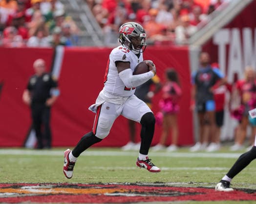 Oct 4, 2026; Tampa, FL, USA; Tampa Bay Buccaneers quarterback Jalon Daniels (10) runs the ball during the NFL, American Football Herren, USA game between the Green Bay Packers and Tampa Bay Buccaneers at Raymond James Stadium. Mandatory Credit: Taylor McFee-Cal Media Tampa USA - ZUMAc04_ 20261004_zma_c04_055 Copyright: xTaylorxMcfeex