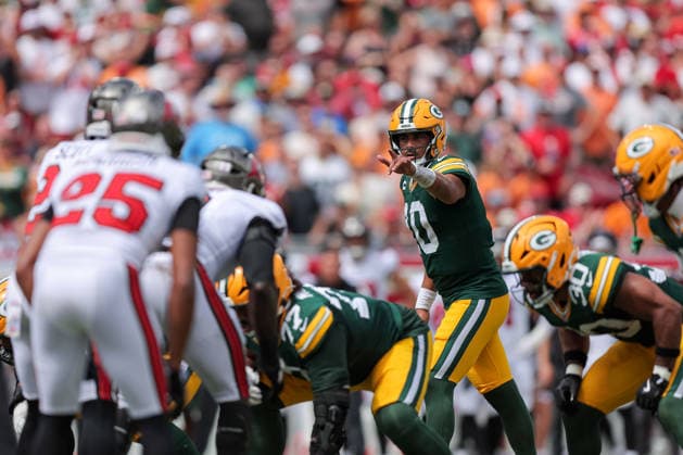 Oct 4, 2026; Tampa, FL, USA; Green Bay Packers quarterback Jordan Love (10) points to a Tampa Bay Buccaneers defensive playing from the line of scrimmage during the NFL, American Football Herren, USA game between the Green Bay Packers and Tampa Bay Buccaneers at Raymond James Stadium. Mandatory Credit: Taylor McFee-Cal Media Tampa USA - ZUMAc04_ 20261004_zma_c04_058 Copyright: xTaylorxMcfeex
