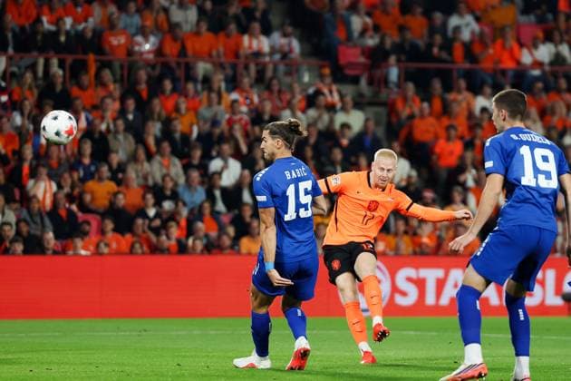 EINDHOVEN - (lr) SrÄ‘an BabiÄ‡ of Serbia, Mexx Meerdink of the Netherlands during the UEFA Nations League match between the Netherlands and Serbia at the Philips Stadium on 4 October 2026 in Eindhoven, the Netherlands. SONNY LENSEN ANP xVIxANPxSportx xxANPxIVx 571519564 originalFilename: 571519564.jpg