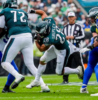 October 4, 2026, Philadelphia, Pa, USA: Oct 4, 2026; Philadelphia, PA, USA; Philadelphia Eagles running back Will Shipley (28) triues to break through a hole during a run at Lincoln Financial Field. Mandatory Credit: -Cal Media Philadelphia USA - ZUMAcs17 20261004_faf_cs17_162 Copyright: xScottxSeriox