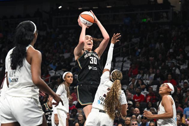 ATLANTA, GA - OCTOBER 04: New York forward Breanna Stewart (30) shoots the ball during the WNBA, Basketball Damen, USA second round playoff game between the New York Liberty and the Atlanta Dream on October 4th, 2026 at State Farm Arena in Atlanta, GA. (Photo by Rich von Biberstein Icon Sportswire) WNBA: OCT 04 New York Liberty at Atlanta Dream EDITORIAL USE ONLY Icon261004004