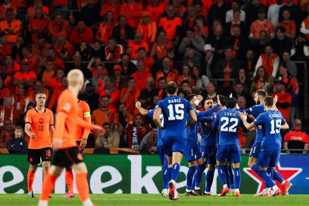 EINDHOVEN - (lr) Joey Veerman of the Netherlands, Mexx Meerdink of the Netherlands disappointed by the 1-1, SrÄ‘an BabiÄ‡ of Serbia, SaÅ¡a LukiÄ‡ of Serbia, Stefan Gudelj of Serbia celebrate the goal during the UEFA Nations League match between the Netherlands and Serbia at the Philips Stadium on October 4, 2026 in Eindhoven, the Netherlands. SONNY LENSEN ANP xVIxANPxSportx xxANPxIVx 571520967 originalFilename: 571520967.jpg