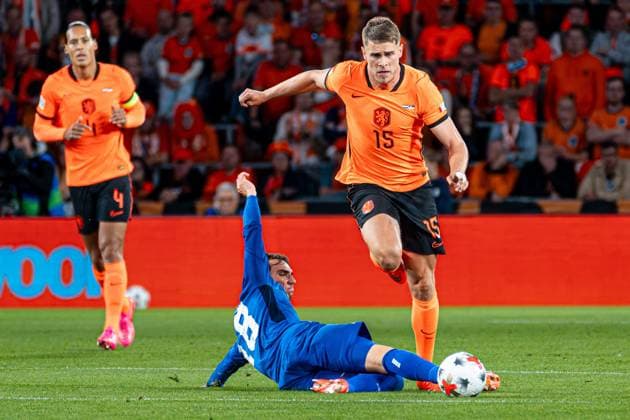 EINDHOVEN - Micky van de Ven of the Netherlands battles for possession with Mihajlo Cvetkovic of Serbia during the UEFA Nations League match between the Netherlands and Serbia at the Philips Stadium on October 4, 2026 in Eindhoven, the Netherlands. KEVIN SENDERS ANP UEFA Nations League 2026 27 xVIxANPxSportx xMarcelxterxBalsxIVx 571521091 originalFilename: 571521091.jpg