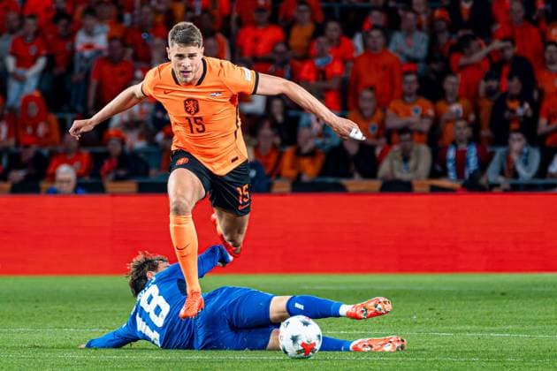 EINDHOVEN - Micky van de Ven of the Netherlands battles for possession with Mihajlo Cvetkovic of Serbia during the UEFA Nations League match between the Netherlands and Serbia at the Philips Stadium on October 4, 2026 in Eindhoven, the Netherlands. KEVIN SENDERS ANP UEFA Nations League 2026 27 xVIxANPxSportx xMarcelxterxBalsxIVx 571521100 originalFilename: 571521100.jpg