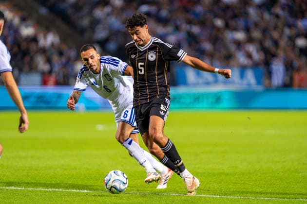Aleksandar Pavlovic (Deutschland, Germany, 05) gegen Dimitris Kourbelis (Griechenland, 06) Griechenland vs. Deutschland, Fussball, UEFA Nations Leauge, 4. Spieltag, Saison 2026 2027, 04.10.2026 Griechenland vs. Deutschland, Fussball, UEFA Nations Leauge, 4. Spieltag, Saison 2026 2027, 04.10.2026 Thessaloniki Copyright: xEibner-Pressefoto J.xDerondeaux EP_JDU