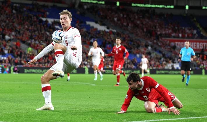 Rasmus Hojlund of Denmark and Neco Williams of Wales in action Wales v Denmark, UEFA Nations League, Football, Cardiff City Stadium, Cardiff, UK - 04 Oct 2026Cardiff Cardiff City Stadium United Kingdom  Copyright: xKieranxMcManus Shutterstockx 17185536w