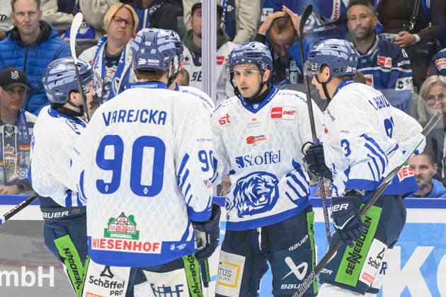 im Bild v.l. : Nick Halloran (Straubing Tigers), Teamjubel bei Straubing nach 0:1, Tor, Treffer, Jubel, Torjubel, Freude, Begeisterung, feiert, GER, BW, VS, Penny DEL, Eishockey Liga, Spieltag 6, Schwenninger Wild Wings vs Straubing Tigers in der Helios Arena in Villingen-Schwenningen, 04.10.2026, Copyright: HMBxMedia UwexKoch