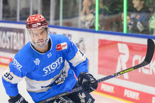 im Bild v.l. : Sebastian Uvira (Schwenninger Wild Wings), GER, BW, VS, Penny DEL, Eishockey Liga, Spieltag 6, Schwenninger Wild Wings vs Straubing Tigers in der Helios Arena in Villingen-Schwenningen, 04.10.2026, Copyright: HMBxMedia UwexKoch