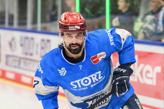 im Bild v.l. : Dominik Bittner (Schwenninger Wild Wings), GER, BW, VS, Penny DEL, Eishockey Liga, Spieltag 6, Schwenninger Wild Wings vs Straubing Tigers in der Helios Arena in Villingen-Schwenningen, 04.10.2026, Copyright: HMBxMedia UwexKoch