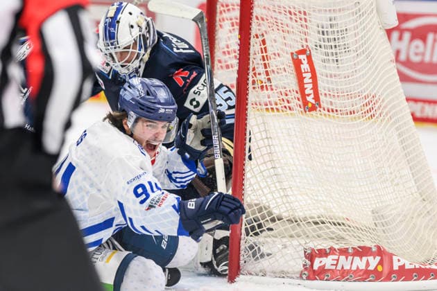 im Bild v.l. : Jamieson Rees (Straubing Tigers), Simon Wolf (Schwenninger Wild Wings), gerangel, Zweikampf, Action, Kampf, kaempft um den Ball, GER, BW, VS, Penny DEL, Eishockey Liga, Spieltag 6, Schwenninger Wild Wings vs Straubing Tigers in der Helios Arena in Villingen-Schwenningen, 04.10.2026, Copyright: HMBxMedia UwexKoch