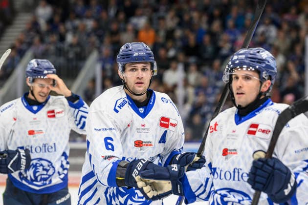 im Bild v.l. : Alex Green (Straubing Tigers), Nick Halloran (Straubing Tigers), Tor, Treffer, Jubel, Torjubel, Freude, Begeisterung, feiert, nach 0:3, GER, BW, VS, Penny DEL, Eishockey Liga, Spieltag 6, Schwenninger Wild Wings vs Straubing Tigers in der Helios Arena in Villingen-Schwenningen, 04.10.2026, Copyright: HMBxMedia UwexKoch