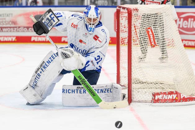 im Bild v.l. : Jakub Skarek (Straubing Tigers), lauert auf den Puck, GER, BW, VS, Penny DEL, Eishockey Liga, Spieltag 6, Schwenninger Wild Wings vs Straubing Tigers in der Helios Arena in Villingen-Schwenningen, 04.10.2026, Copyright: HMBxMedia UwexKoch
