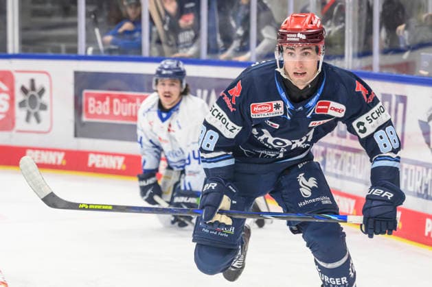 im Bild v.l. : Kyle Platzer (Schwenninger Wild Wings), GER, BW, VS, Penny DEL, Eishockey Liga, Spieltag 6, Schwenninger Wild Wings vs Straubing Tigers in der Helios Arena in Villingen-Schwenningen, 04.10.2026, Copyright: HMBxMedia UwexKoch