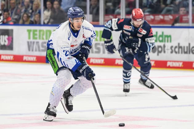 im Bild v.l. : J.C. Beaudin (Straubing Tigers), GER, BW, VS, Penny DEL, Eishockey Liga, Spieltag 6, Schwenninger Wild Wings vs Straubing Tigers in der Helios Arena in Villingen-Schwenningen, 04.10.2026, Copyright: HMBxMedia UwexKoch