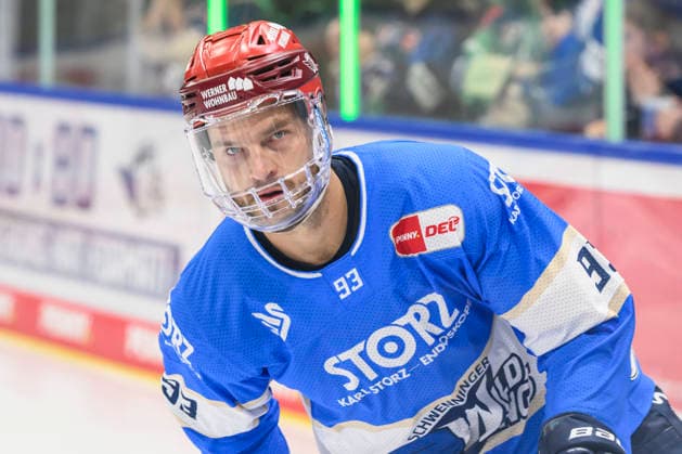 im Bild v.l. : Sebastian Uvira (Schwenninger Wild Wings), Freisteller, GER, BW, VS, Penny DEL, Eishockey Liga, Spieltag 6, Schwenninger Wild Wings vs Straubing Tigers in der Helios Arena in Villingen-Schwenningen, 04.10.2026, Copyright: HMBxMedia UwexKoch