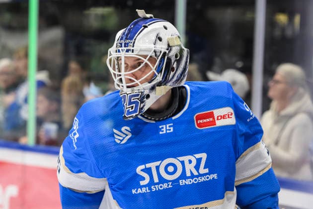 im Bild v.l. : Simon Wolf (Schwenninger Wild Wings), Freisteller, GER, BW, VS, Penny DEL, Eishockey Liga, Spieltag 6, Schwenninger Wild Wings vs Straubing Tigers in der Helios Arena in Villingen-Schwenningen, 04.10.2026, Copyright: HMBxMedia UwexKoch