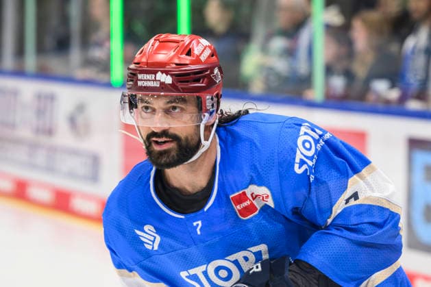 im Bild v.l. : Dominik Bittner (Schwenninger Wild Wings), GER, BW, VS, Penny DEL, Eishockey Liga, Spieltag 6, Schwenninger Wild Wings vs Straubing Tigers in der Helios Arena in Villingen-Schwenningen, 04.10.2026, Copyright: HMBxMedia UwexKoch