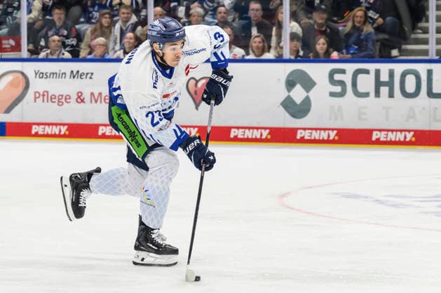 im Bild v.l. : J.C. Beaudin (Straubing Tigers), Freisteller, GER, BW, VS, Penny DEL, Eishockey Liga, Spieltag 6, Schwenninger Wild Wings vs Straubing Tigers in der Helios Arena in Villingen-Schwenningen, 04.10.2026, Copyright: HMBxMedia UwexKoch