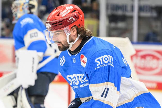 im Bild v.l. : Mirko Hoefflin (Schwenninger Wild Wings), Freisteller, GER, BW, VS, Penny DEL, Eishockey Liga, Spieltag 6, Schwenninger Wild Wings vs Straubing Tigers in der Helios Arena in Villingen-Schwenningen, 04.10.2026, Copyright: HMBxMedia UwexKoch