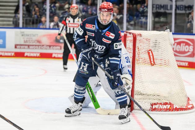 im Bild v.l. : Sebastian Uvira (Schwenninger Wild Wings), GER, BW, VS, Penny DEL, Eishockey Liga, Spieltag 6, Schwenninger Wild Wings vs Straubing Tigers in der Helios Arena in Villingen-Schwenningen, 04.10.2026, Copyright: HMBxMedia UwexKoch