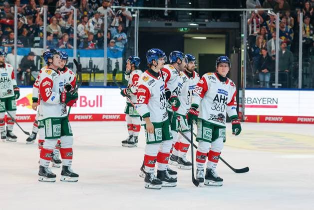 enttaeuschung bei den Augsburger Panther nach der Niederlage, Christian Hanke 25 (Augsburger Panther), Enrico Henriquez-Morales 52 (Augsburger Panther), EHC Red Bull Muenchen vs. Augsburger Panther, 6. Spieltag, Eishockey, Penny-DEL, 03.10.2026 Muenchen Bayern Deutschland