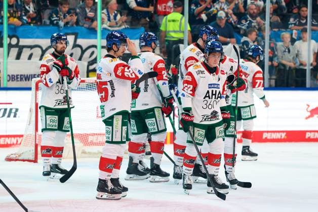 enttaeuschung bei den Augsburger Panther nach der Niederlage, Christian Hanke 25 (Augsburger Panther), Enrico Henriquez-Morales 52 (Augsburger Panther), EHC Red Bull Muenchen vs. Augsburger Panther, 6. Spieltag, Eishockey, Penny-DEL, 03.10.2026 Muenchen Bayern Deutschland