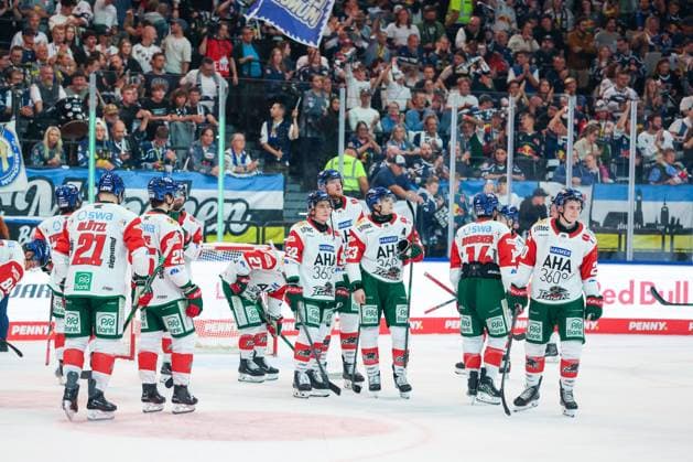 enttaeuschung bei den Augsburger Panther nach der Niederlage, EHC Red Bull Muenchen vs. Augsburger Panther, 6. Spieltag, Eishockey, Penny-DEL, 03.10.2026 Muenchen Bayern Deutschland