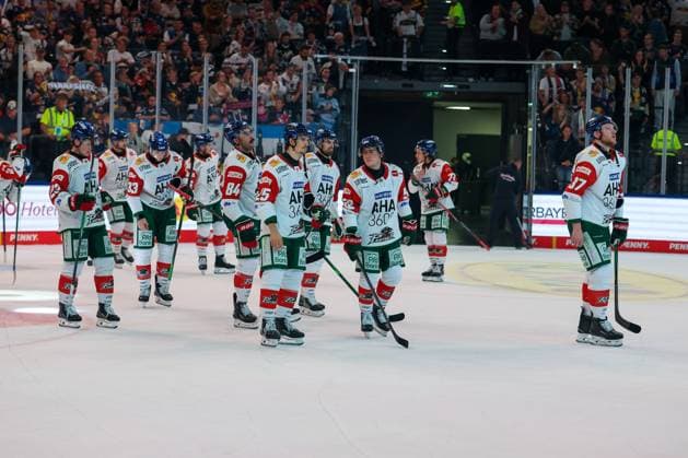 enttaeuschung bei den Augsburger Panther nach der Niederlage, Christian Hanke 25 (Augsburger Panther), Enrico Henriquez-Morales 52 (Augsburger Panther), Kyle Wood 37 (Augsburger Panther), EHC Red Bull Muenchen vs. Augsburger Panther, 6. Spieltag, Eishockey, Penny-DEL, 03.10.2026 Muenchen Bayern Deutschland