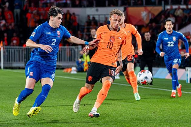 EINDHOVEN - Noa Lang of the Netherlands battles for possession with Kosta Nedeljkovic of Serbia during the UEFA Nations League match between the Netherlands and Serbia at the Philips Stadium on October 4, 2026, in Eindhoven, the Netherlands. KEVIN SENDERS ANP UEFA Nations League 2026 27 xVIxANPxSportx xMarcelxterxBalsxIVx 571523838 originalFilename: 571523838.jpg