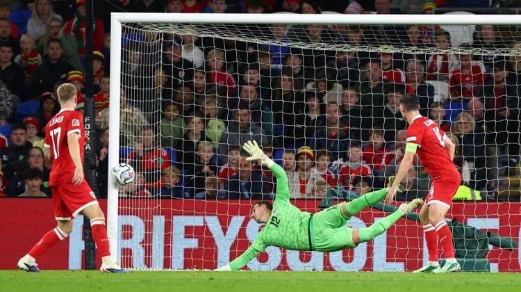 Danny Ward of Wales makes a diving save onto the post from Gustav Isaksen of Denmark Wales v Denmark, UEFA Nations League, Football, Cardiff City Stadium, Cardiff, UK - 04 Oct 2026Cardiff Cardiff City Stadium United Kingdom  Copyright: xKieranxMcManus Shutterstockx 17185536aa