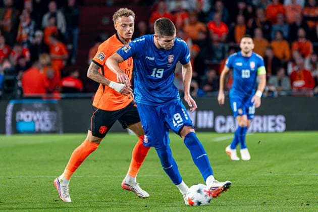 EINDHOVEN - Stefan Gudelj of Serbia battles for possession with Noa Lang of the Netherlands during the UEFA Nations League match between the Netherlands and Serbia at the Philips Stadium on October 4, 2026, in Eindhoven, the Netherlands. KEVIN SENDERS ANP UEFA Nations League 2026 27 xVIxANPxSportx xMarcelxterxBalsxIVx 571523847 originalFilename: 571523847.jpg