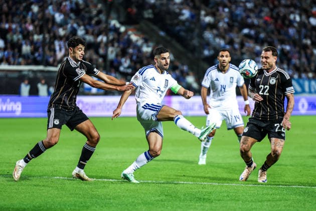 Fussball, UEFA Nations League Saison 2026 2027 Gruppe A2 - 4.Spieltag Griechenland - Deutschland 04.10.2026, Toumba Stadium Thessaloniki Aleksandar Pavlovic (Deutschland, 5) Giorgos Masouras (Griechenland, 7) David Raum (Deutschland, 22) Thessaloniki Toumba Stadium Griechenland