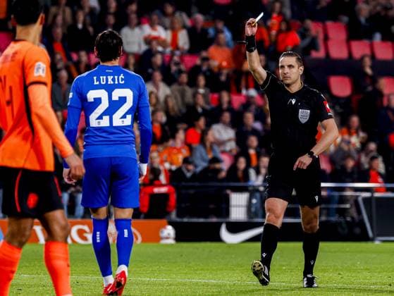 EINDHOVEN - Referee Donatas Rumsas shows a yellow card to Sasa Lukic of Serbia during the UEFA Nations League match between the Netherlands and Serbia at the Philips Stadium on October 4, 2026, in Eindhoven, the Netherlands. MARCEL TER BALS ANP UEFA Nations League 2026 27 xVIxANPxSportx xMarcelxterxBalsxIVx 571524314 originalFilename: 571524314.jpg