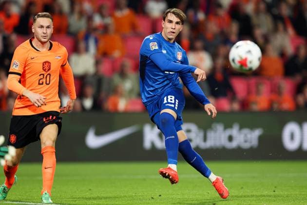 EINDHOVEN - (lr) Teun Koopmeiners of the Netherlands, Mihajlo CvetkoviÄ‡ of Serbia during the UEFA Nations League match between the Netherlands and Serbia at the Philips Stadium on 4 October 2026 in Eindhoven, the Netherlands. SONNY LENSEN ANP xVIxANPxSportx xxANPxIVx 571524166 originalFilename: 571524166.jpg