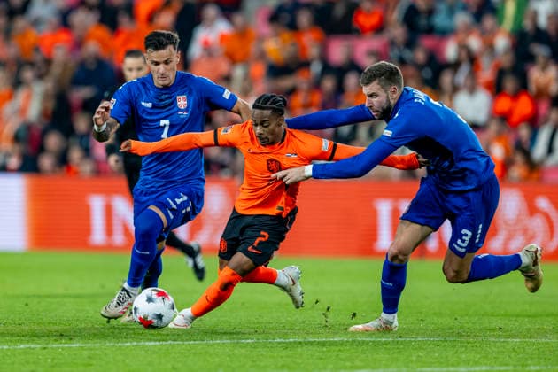 EINDHOVEN - (l-r) Servie midfielder Aleksandar Stankovic, Nederland forward Crysencio Summerville and Servie defender Strahinja Pavlovic during the UEFA Nations League match between Nederland and Servie at Philips Stadion on 4 October 2026 in Eindhoven, Nederland. (Photo by DeFodi Images) -