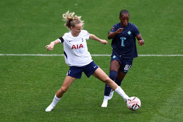 Tottenham Hotspur v London City Lionesses 04 October 2026, London - Women s Super League - Tottenham Hotspur v London City Lionesses - Matilda Vinberg of Tottenham Hotspur and Grace Geyoro of London City Lionesses - Photo: Jacques Feeney Offside. London UK Copyright: xJacquesxFeeneyx xOffsidexOffside