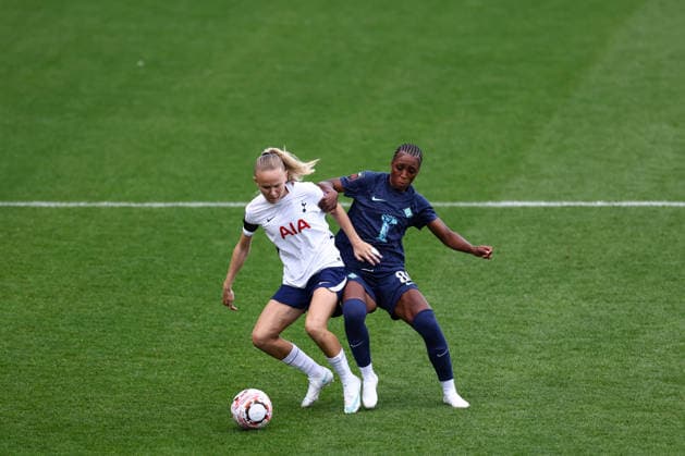 Tottenham Hotspur v London City Lionesses 04 October 2026, London - Women s Super League - Tottenham Hotspur v London City Lionesses - Matilda Vinberg of Tottenham Hotspur and Grace Geyoro of London City Lionesses - Photo: Jacques Feeney Offside. London UK Copyright: xJacquesxFeeneyx xOffsidexOffside