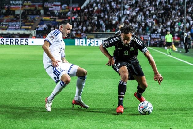 Fussball, UEFA Nations League Saison 2026 2027 Gruppe A2 - 4.Spieltag Griechenland - Deutschland 04.10.2026, Toumba Stadium Thessaloniki Manolis Saliakas (Griechenland, 17) Derry Scherhant (Deutschland, 9) Thessaloniki Toumba Stadium Griechenland