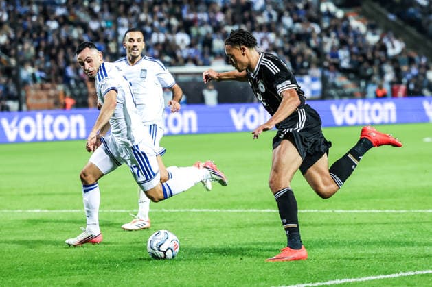 Fussball, UEFA Nations League Saison 2026 2027 Gruppe A2 - 4.Spieltag Griechenland - Deutschland 04.10.2026, Toumba Stadium Thessaloniki Manolis Saliakas (Griechenland, 17) Derry Scherhant (Deutschland, 9) Thessaloniki Toumba Stadium Griechenland